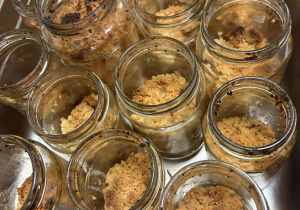 słoiki i z nałożonym ciastem pod szarlotkę