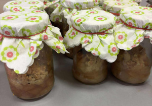 upieczone szarlotki w słoikach ozdobione serwetkami