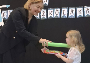 Pani Dyrektor "pasuje" przedszkolaka