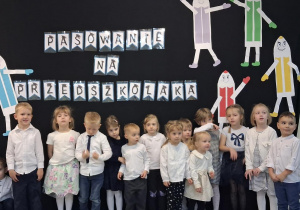 Dzieci z grupy Kotków śpiewają piosenką