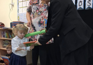 Pani Dyrektor "pasuje" przedszkolaka