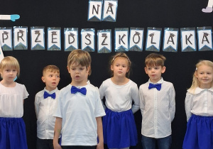 Rysio recytuje wierszyk, z tyłu stoją dzieci