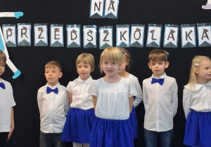 Antonina recytuje wierszyk, z tyłu stoją dzieci