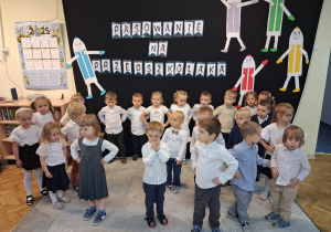 Dzieci z grupy Żabek recytują wierszyk