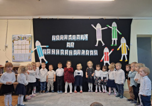 Dzieci z najmłodszej grupy Zajączki recytują wierszyk