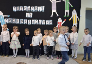 Dzieci z grupy Kotków recytują wierszyk