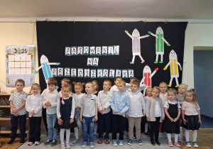 Dzieci z grupy Misiów śpiewają piosenką