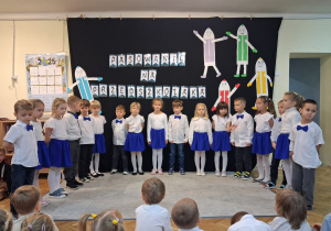 Dzieci z najstarszej grupy Sówek śpiewają piosenką