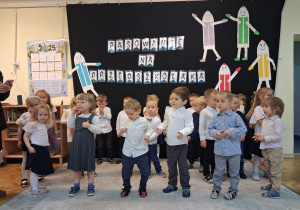 Dzieci z grupy Żabek śpiewają piosenką