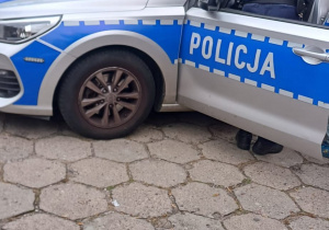 Dzieci oglądają radiowóz.