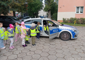 Dzieci z grupy Sówek oglądają radiowóz.