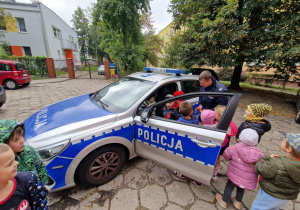 Dzieci z grupy Misiów oglądają radiowóz.