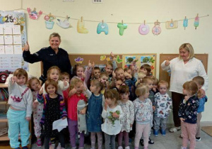 Zdjęcie grupowe Kotów wraz z Wychowawcą oraz Panią Policjantką