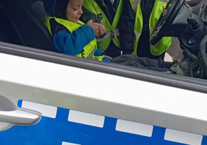 Gabryś, Jaś i Antoś siedzą w radiowozie