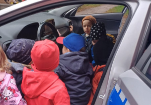 Dzieci oglądają wnętrze radiowozu