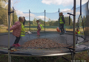 Dzieci skaczą na tampolinie