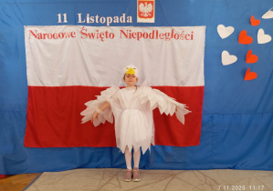 Oliwia jako Biały Orzeł na tle Polskiej Flagi