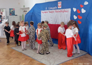 Dzieci tańczą radośnie w parach