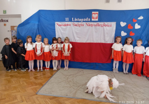 Biały Orzeł upada na ziemię w tle dzieci z grupy Sowy