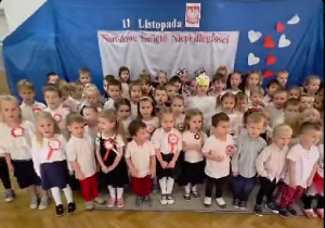 Wszystkie przedszkolaki śpiewają Hymn