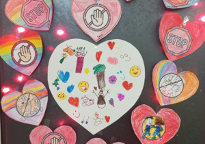 prace dzieci kolorowe serca