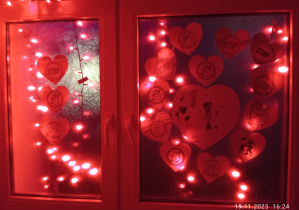 czerwone serca znak stop przemocy