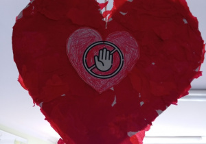 czerwone serce znak stop przemocy