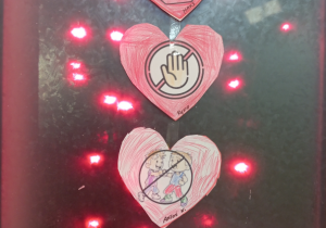 czerwone serca znak stop przemocy