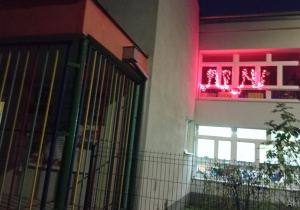 oświetlone okna w przedszkolu na czerwono