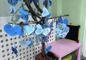 Drzewko z niebieskimi serduszkami