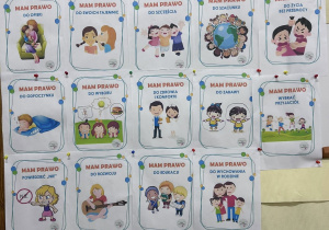 Na tablicy wywieszone karty pracy z Prawami Dziecka