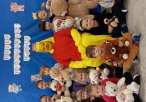 Zdjęcie grupowe najstarszych przedszkolaków z grupy Sowy z Kubusiem Puchatkiem