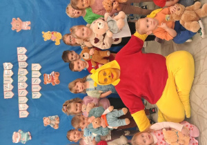 Zdjęcie grupowe przedszkolaków z grupy Żabki z Kubusiem Puchatkiem