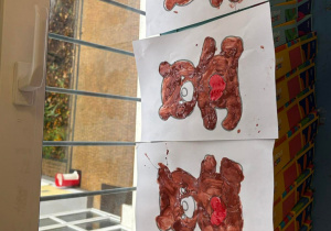 prace plastyczne- pomalowane misie dzieci z grupy Kotki