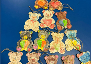 Drewniane misie pokolorowane przez dzieci z grupy Kotki