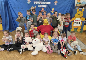 Zdjęcie grupowe przedszkolaków z grupy Misiów z Kubusiem Puchatkiem
