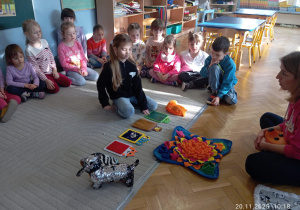 Dzieci siedzą na dywanie , Diana sprawdza różne faktury