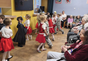 Dzieci tańczą podczas występu.