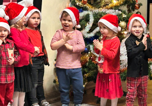 Dzieci z grupy Zajączków z uśmiechem na twarzy śpiewają swoją piosenkę