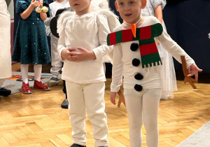 Chłopcy z grupy Żabek w przebraniu za aniołka i bałwanka recytują swoje wierszyki
