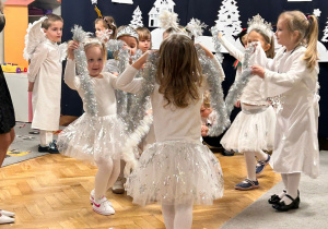 Dziewczynki z grupy żabek prezentują układ taneczny