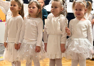 Dziewczynki z grupy Żabki jako gwiazdeczki recytują wierszyk