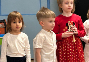 Dzieci z grupy Kotków recytują wiersz