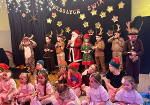 Grupa Misiów , śnieżynki, elfy, renifery i Mikołaj podczas występu