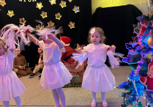 Śnieżynki z grupy Misiów tańczą swój układ