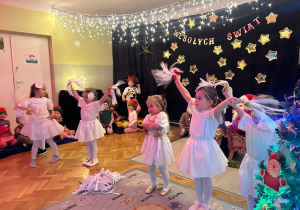 Śnieżynki z grupy Misiów tańczą swój układ