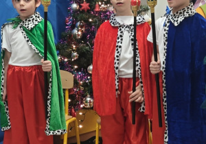 Chłopcy z grupy Sówek stoją w przebraniu Trzech Króli