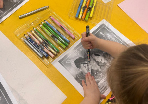 Dzieci kolorują swoje kartki.