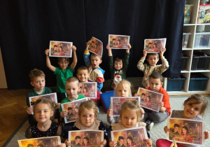 Dzieci z grupy Misiów, prezentują wykonanie zadania