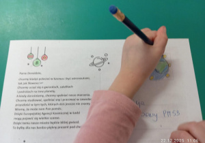 Dziecko rysuje znaczek na kartce